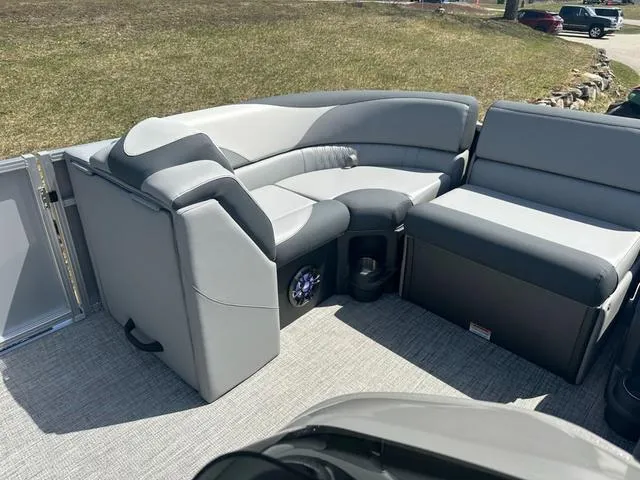 Slide: The Image of Tahoe 2185 LTZ Quad Lounger 2025 - 10