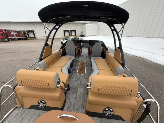 Slide: The Image of Tahoe Grand Tahoe LTD 25 Quad Lounge Windshield 2025 - 10