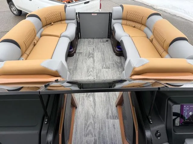 Slide: The Image of Tahoe Grand Tahoe LTD 25 Quad Lounge Windshield 2025 - 14