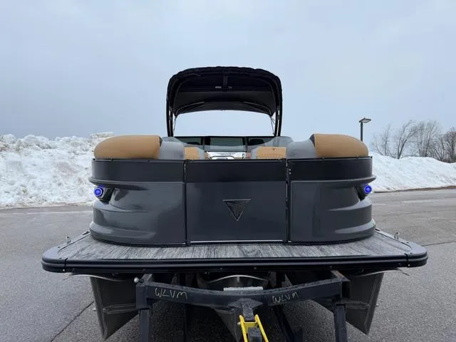 Slide: The Image of Tahoe Grand Tahoe LTD 25 Quad Lounge Windshield 2025 - 7