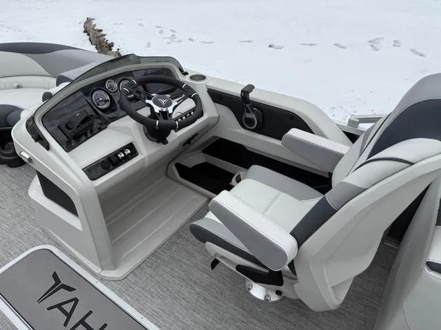 Slide: The Image of Tahoe 2185 LTZ Quad Lounger 2025 - 12