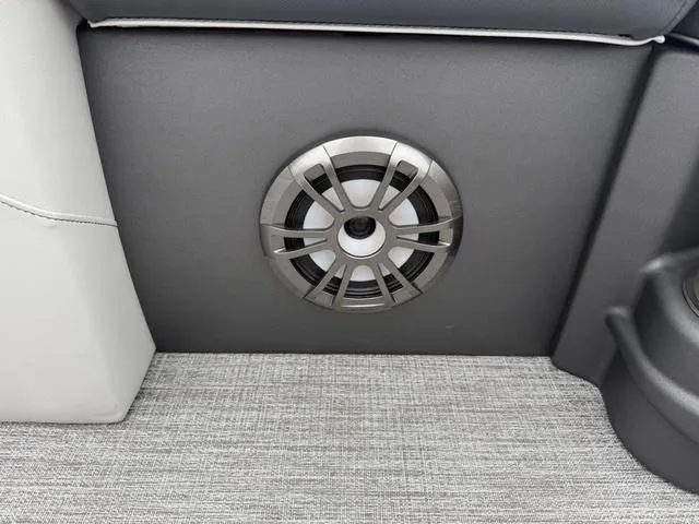 Slide: The Image of Tahoe 2185 LTZ Quad Lounger 2025 - 18