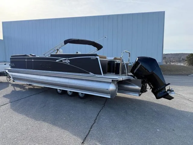 Slide: The Image of Tahoe 25 Cascade QL 2025 - 3