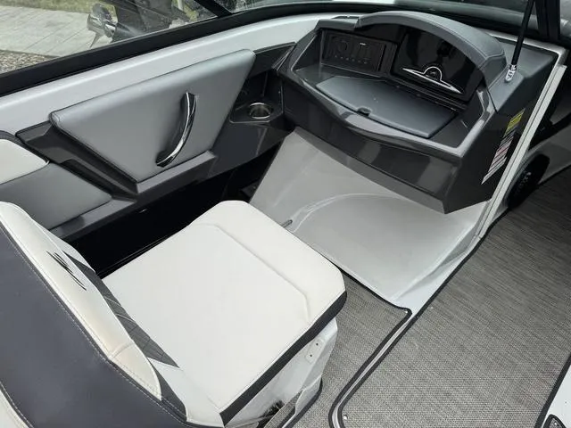 Slide: The Image of Monterey 238SS 2019 - 10