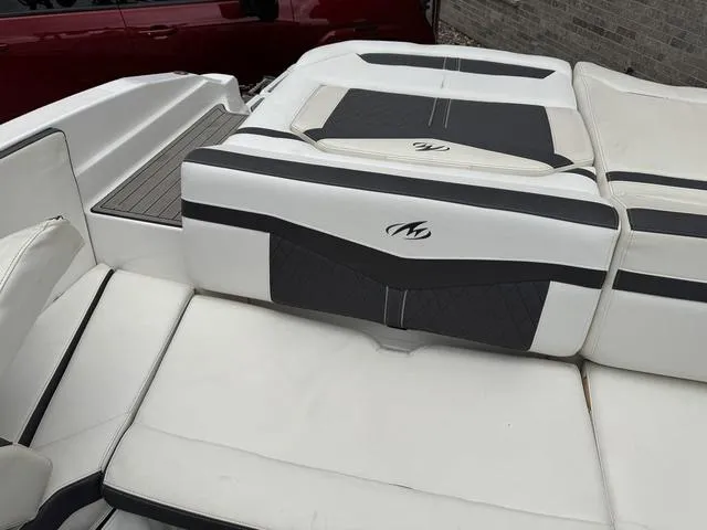 Slide: The Image of Monterey 238SS 2019 - 14