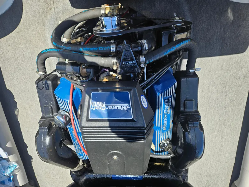 Slide: The Image of 1992 MasterCraft Prostar 205 engine, showcasing detailed components and blue accents. - 7