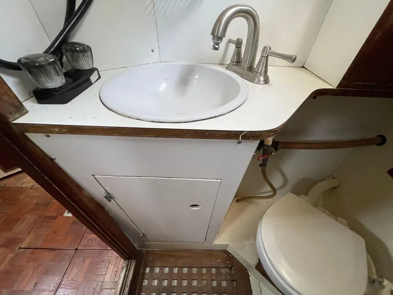 Slide: The Image of Cheoy Lee 41 - Head - 9