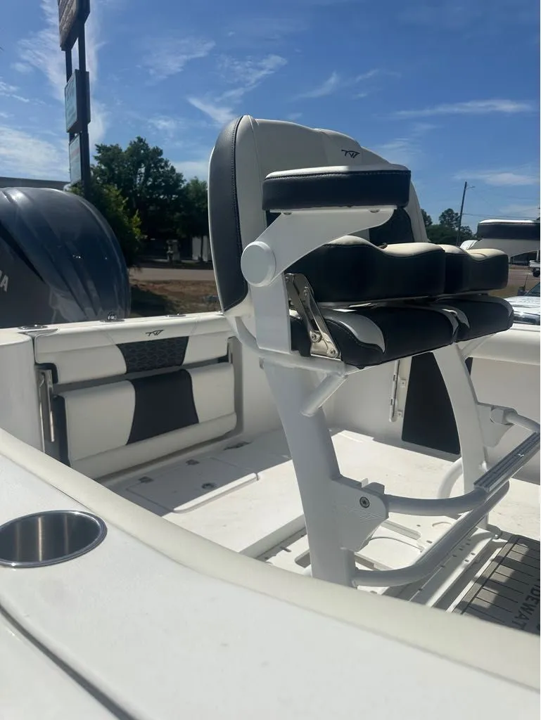 Slide: The Image of Tidewater 232 CC Adventure 2025 - 11