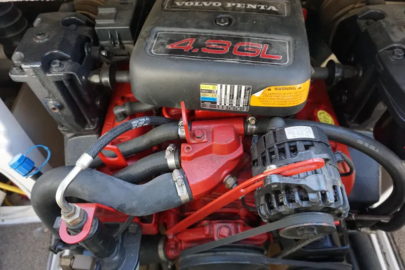 Slide: The Image of Volvo Penta 4.3GL engine in 2006 Chaparral SSi 190 boat. - 15