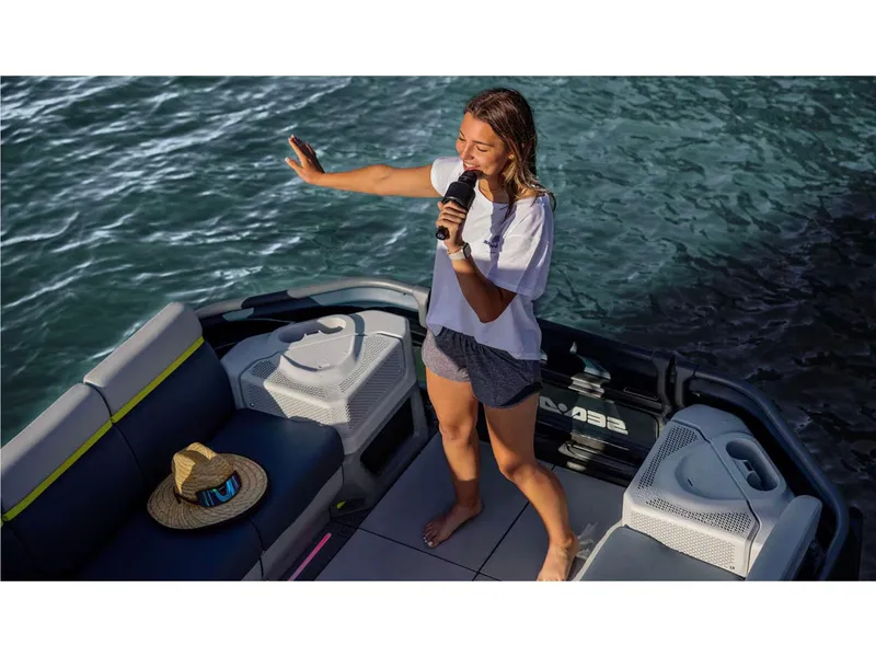 Slide: The Image of Sea-Doo Switch Cruise Limited 21 - 230 hp 2025 - 9