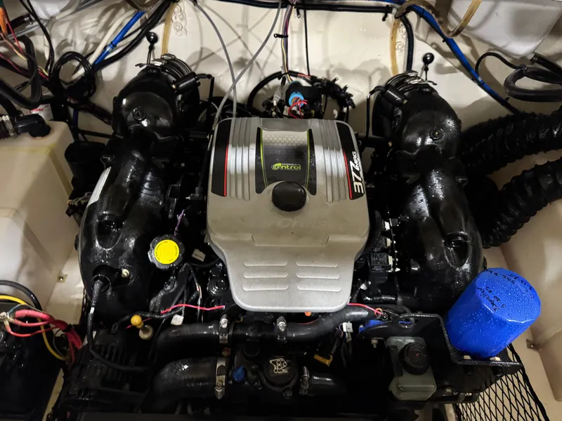 Slide: The Image of 2012 Larson LXi 288 engine compartment with MerCruiser 377 MAG engine. - 15
