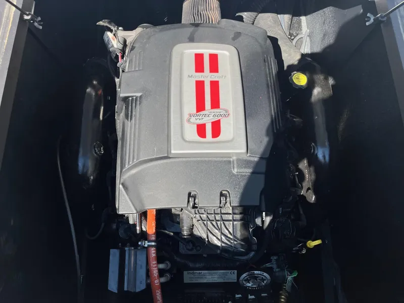 Slide: The Image of 2008 MasterCraft X35 Vortec 6000 engine, detailed view in boat compartment. - 40