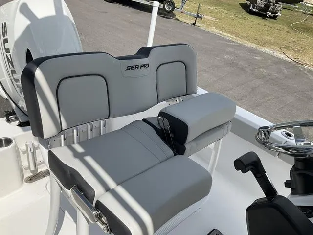 Slide: The Image of Sea Pro 202 Center Console 2025 - 4
