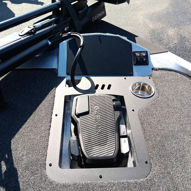 Slide: The Image of 2025 Ranger Z185 boat deck with Garmin foot pedal and cup holder. - 9