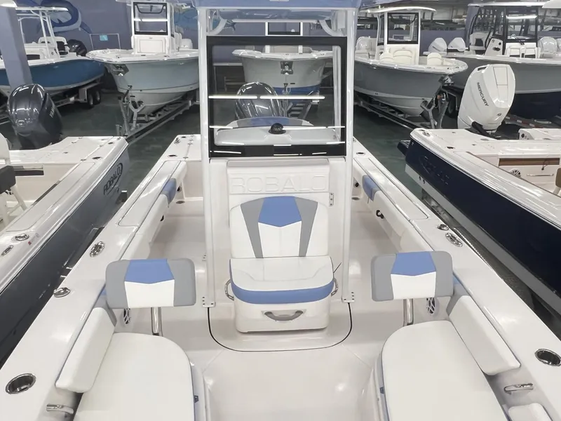 Slide: The Image of Robalo 246 CAYMAN 246 2025 - 11