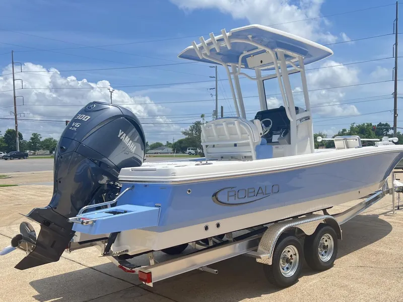 Slide: The Image of Robalo 246 CAYMAN 246 2025 - 15