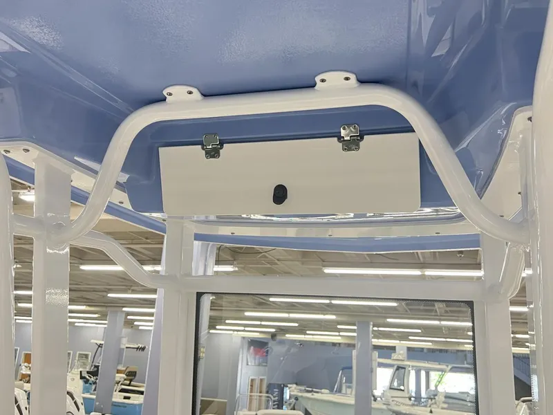 Slide: The Image of Robalo 246 CAYMAN 246 2025 - 7