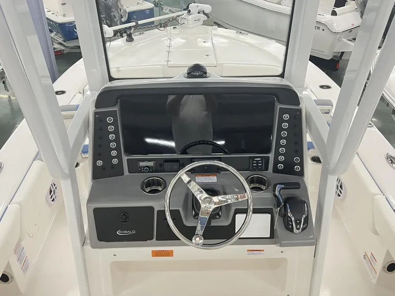 Slide: The Image of Robalo 246 CAYMAN 246 2025 - 8