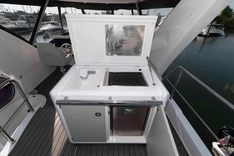 Slide: The Image of Outdoor kitchen on 2022 Azimut Fly 50 yacht with sink and grill. - 18