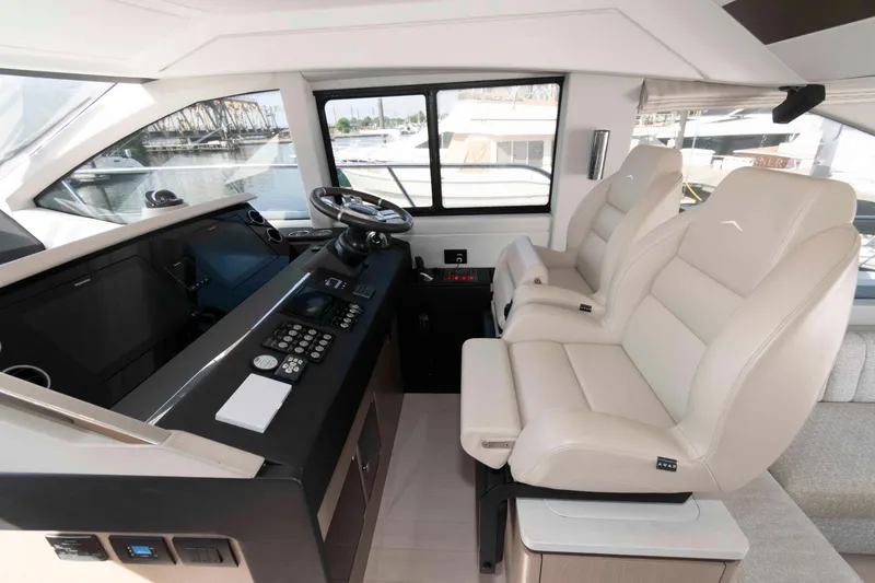 Slide: The Image of Interior of 2022 Azimut Fly 50 yacht with modern helm and luxurious seating. - 29