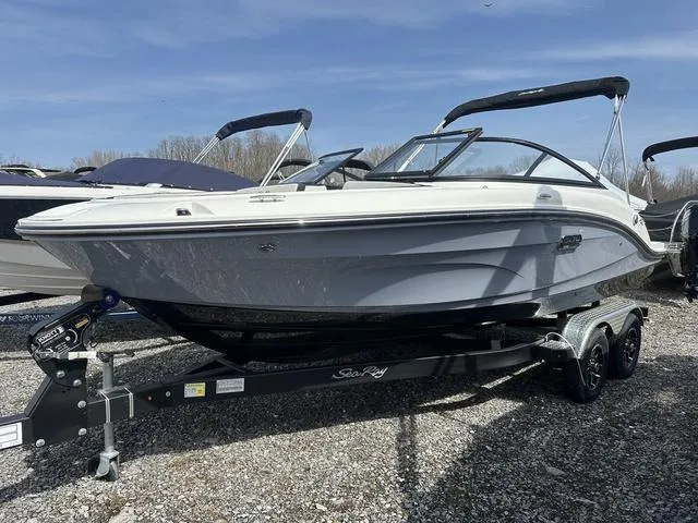 Slide: The Image of Sea Ray SPX 190 2025 - 1