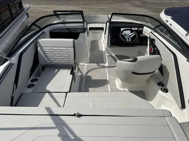 Slide: The Image of Sea Ray SPX 190 2025 - 10