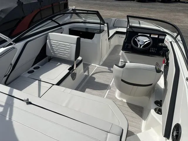 Slide: The Image of Sea Ray SPX 190 2025 - 11