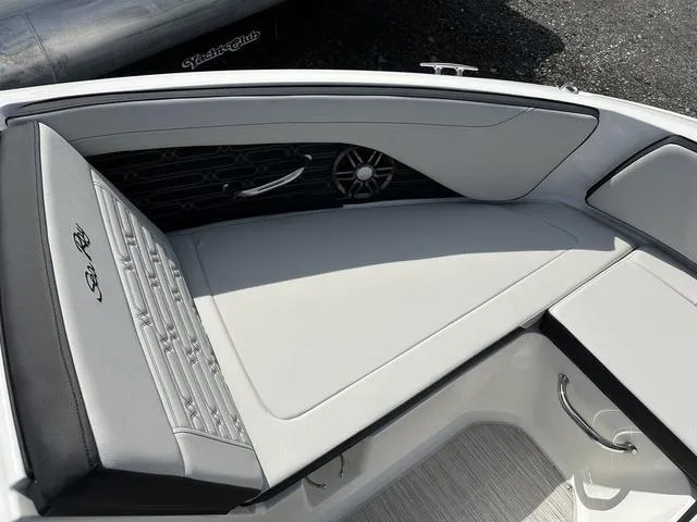 Slide: The Image of Sea Ray SPX 190 2025 - 13