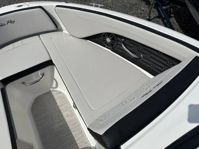 Slide: The Image of Sea Ray SPX 190 2025 - 15