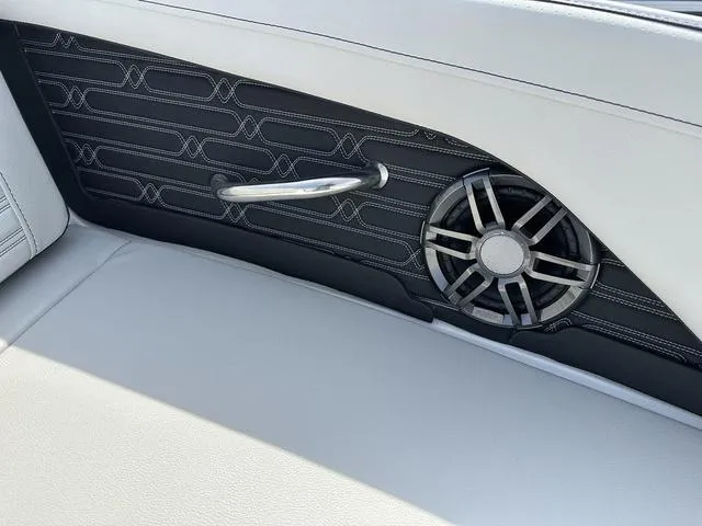 Slide: The Image of Sea Ray SPX 190 2025 - 17