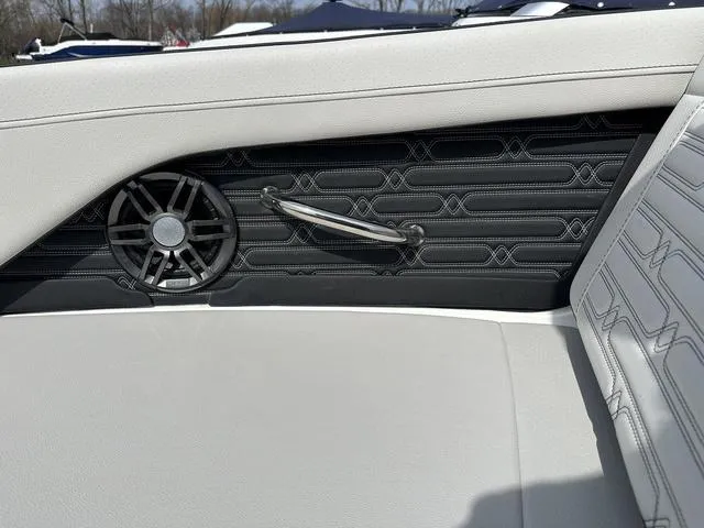 Slide: The Image of Sea Ray SPX 190 2025 - 18