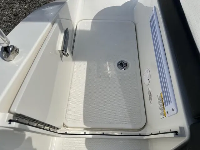 Slide: The Image of Sea Ray SPX 190 2025 - 19