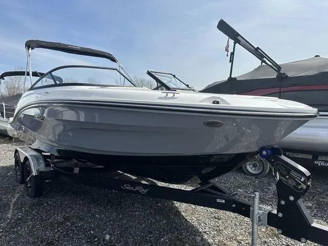 Slide: The Image of Sea Ray SPX 190 2025 - 2