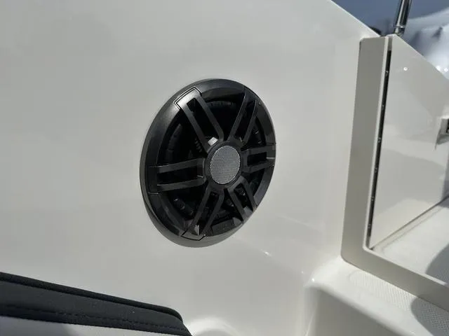 Slide: The Image of Sea Ray SPX 190 2025 - 21