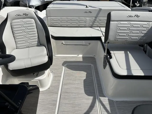 Slide: The Image of Sea Ray SPX 190 2025 - 22