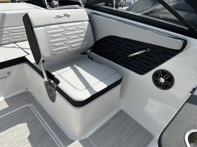 Slide: The Image of Sea Ray SPX 190 2025 - 24