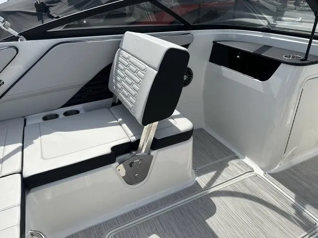 Slide: The Image of Sea Ray SPX 190 2025 - 25