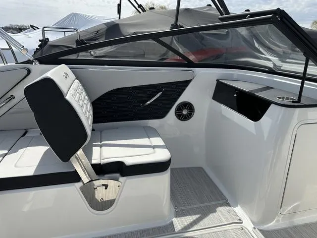 Slide: The Image of Sea Ray SPX 190 2025 - 26