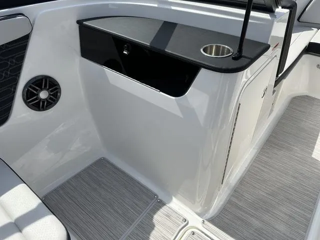 Slide: The Image of Sea Ray SPX 190 2025 - 27