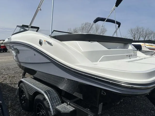 Slide: The Image of Sea Ray SPX 190 2025 - 3