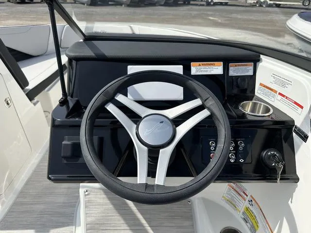 Slide: The Image of Sea Ray SPX 190 2025 - 33