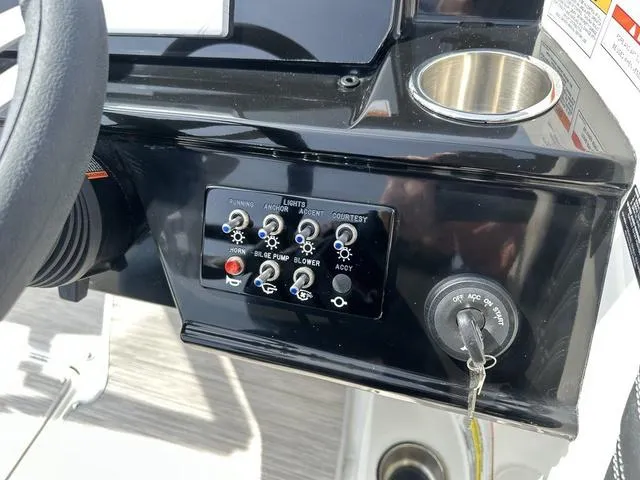 Slide: The Image of Sea Ray SPX 190 2025 - 36