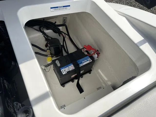 Slide: The Image of Sea Ray SPX 190 2025 - 38