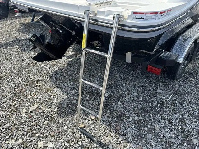 Slide: The Image of Sea Ray SPX 190 2025 - 8