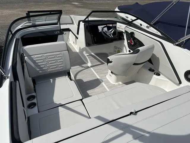 Slide: The Image of Sea Ray SPX 190 2025 - 9