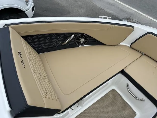 Slide: The Image of Sea Ray SPX 210 2025 - 10