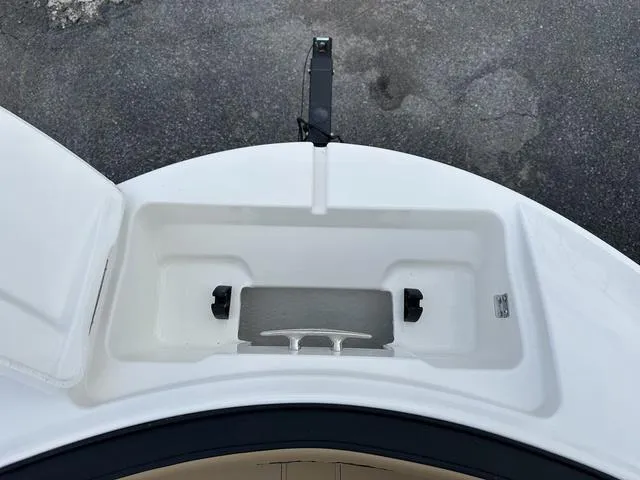 Slide: The Image of Sea Ray SPX 210 2025 - 13