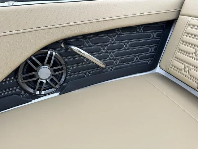 Slide: The Image of Sea Ray SPX 210 2025 - 14