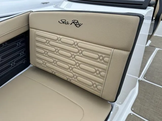 Slide: The Image of Sea Ray SPX 210 2025 - 15