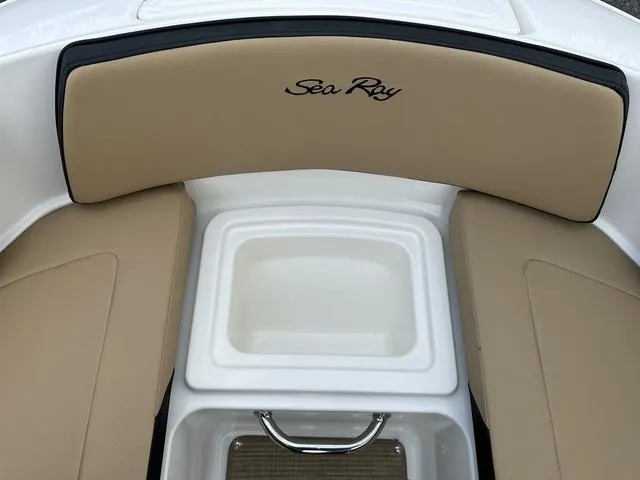 Slide: The Image of Sea Ray SPX 210 2025 - 16